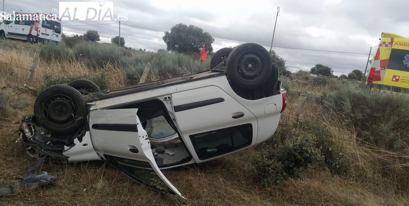 Una mujer resulta herida tras volcar con el vehículo que conducía a la altura de Villaseco de los Gamitos