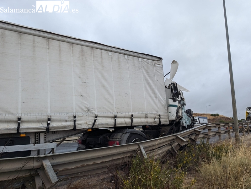 Aparatoso accidente en la A-62 con el choque entre dos camiones