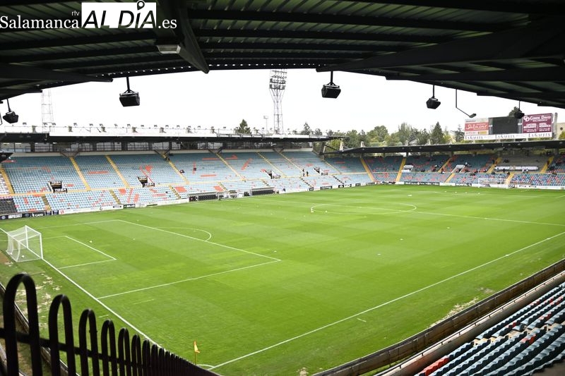 El Salamanca UDS vuelve al Helmántico junto a su afición y un césped en mejor estado... pero hay lío en los vestuarios al final del partido