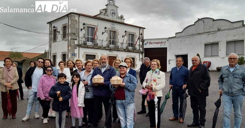 Las mujeres de Cipérez se imponen a los hombres en la subasta de roscas en honor a la Virgen del Rosario 