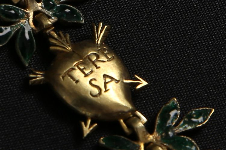 Descubren un collar sobre el cuerpo de Santa Teresa de Jesús