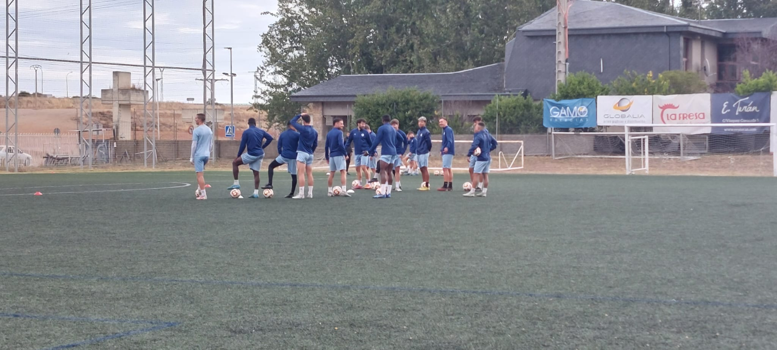 Murua completa el entrenamiento del viernes con el Salamanca UDS y Jehu ensaya con un 11 muy claro para Llanera