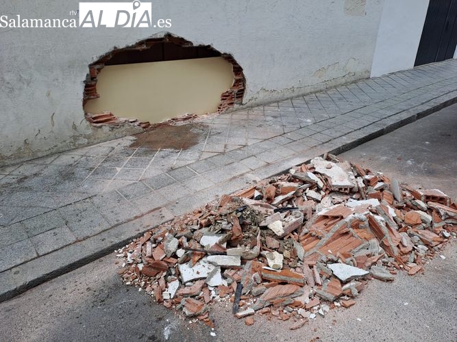 Así ha quedado la fachada de un garaje en Salamanca después de que un vehículo la atravesara