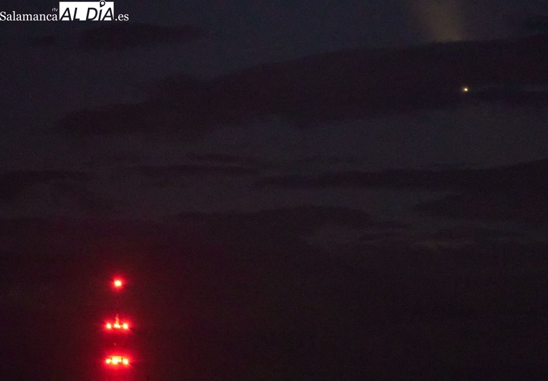 El cometa del siglo se deja ver entre las nubes de Salamanca 