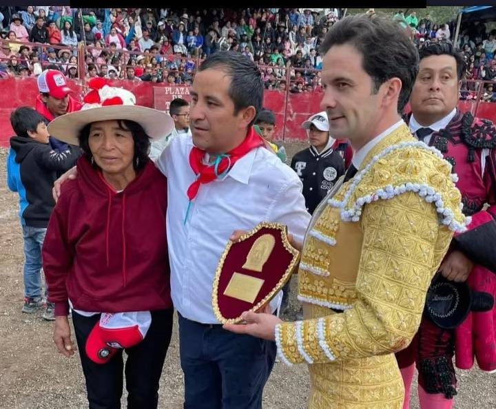 Del Álamo, tres orejas en Perú