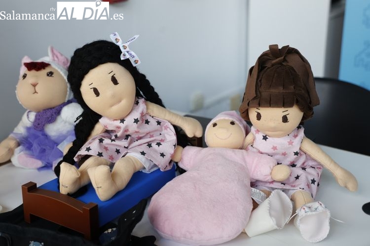 Las muñecas terapéuticas nacidas en Béjar que ayudan a pacientes con demencia u otras patologías 