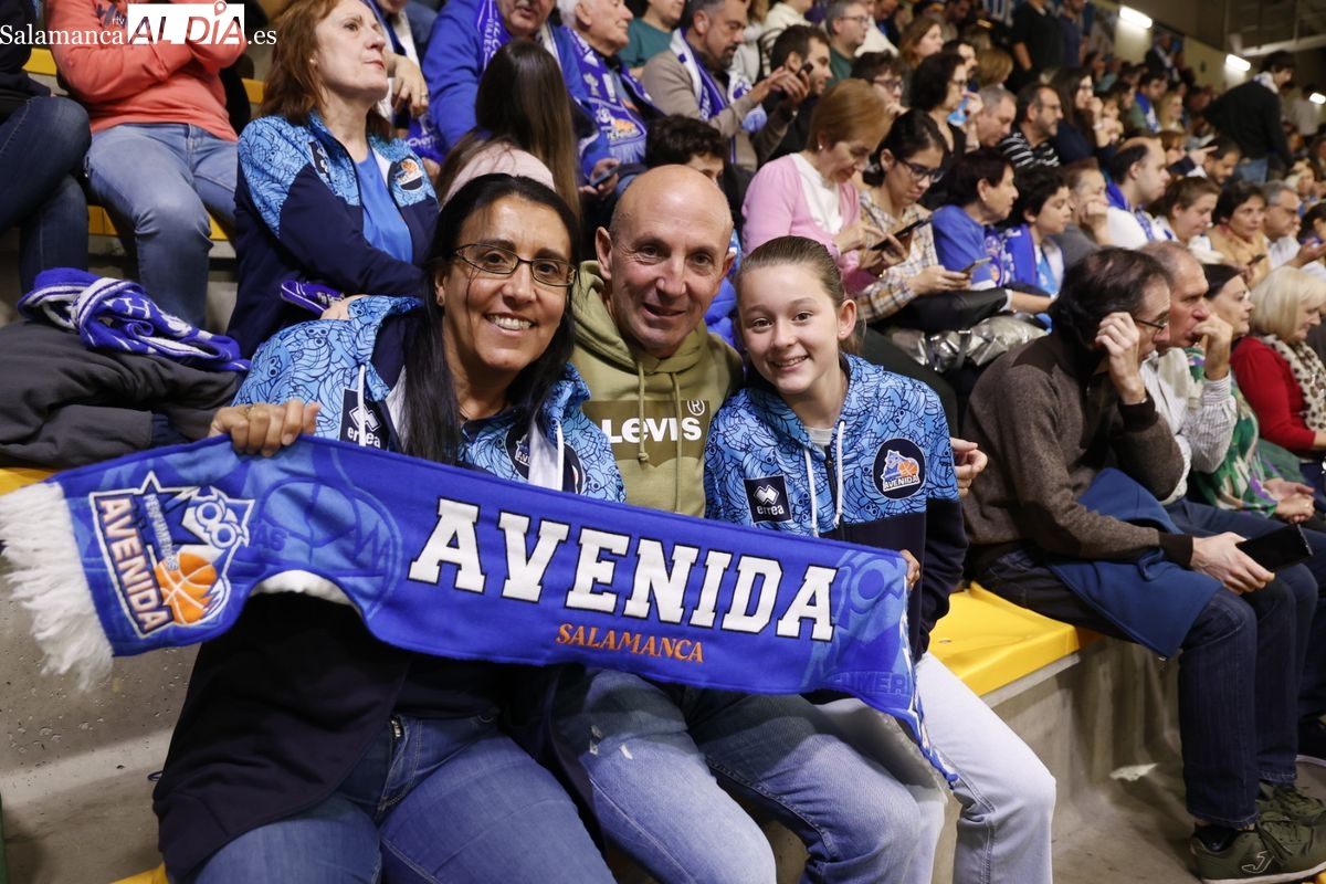 La Marea Azul madruga para apoyar al Perfumerías Avenida en el partidazo frente al Casademont Zaragoza (FOTOS Y VÍDEO)