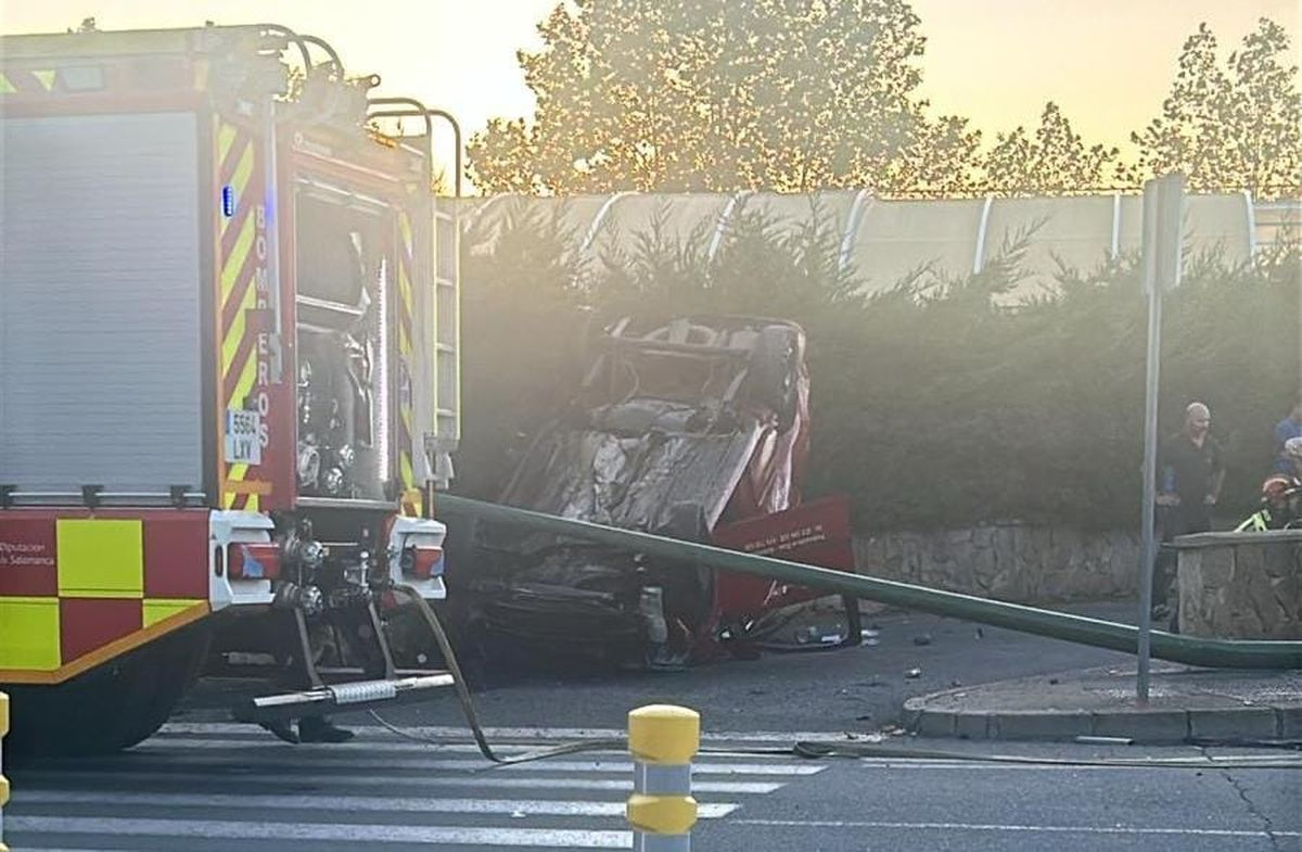 Un herido en una brutal salida de vía en la rotonda de acceso al campo de golf de Villamayor