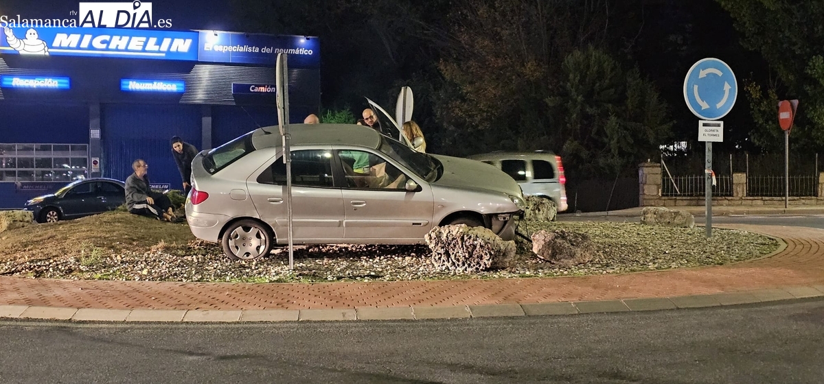 Aparatoso accidente en la rotonda del Centro Comercial El Tormes