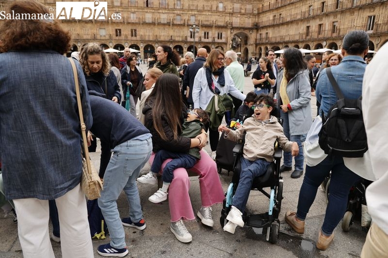 Emotivos actos del Día Mundial de la Parálisis Cerebral en la Plaza Mayor
