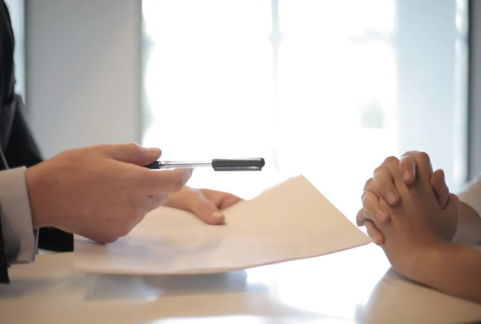 Me han vendido un coche a nombre de otra persona, ¿qué hago?