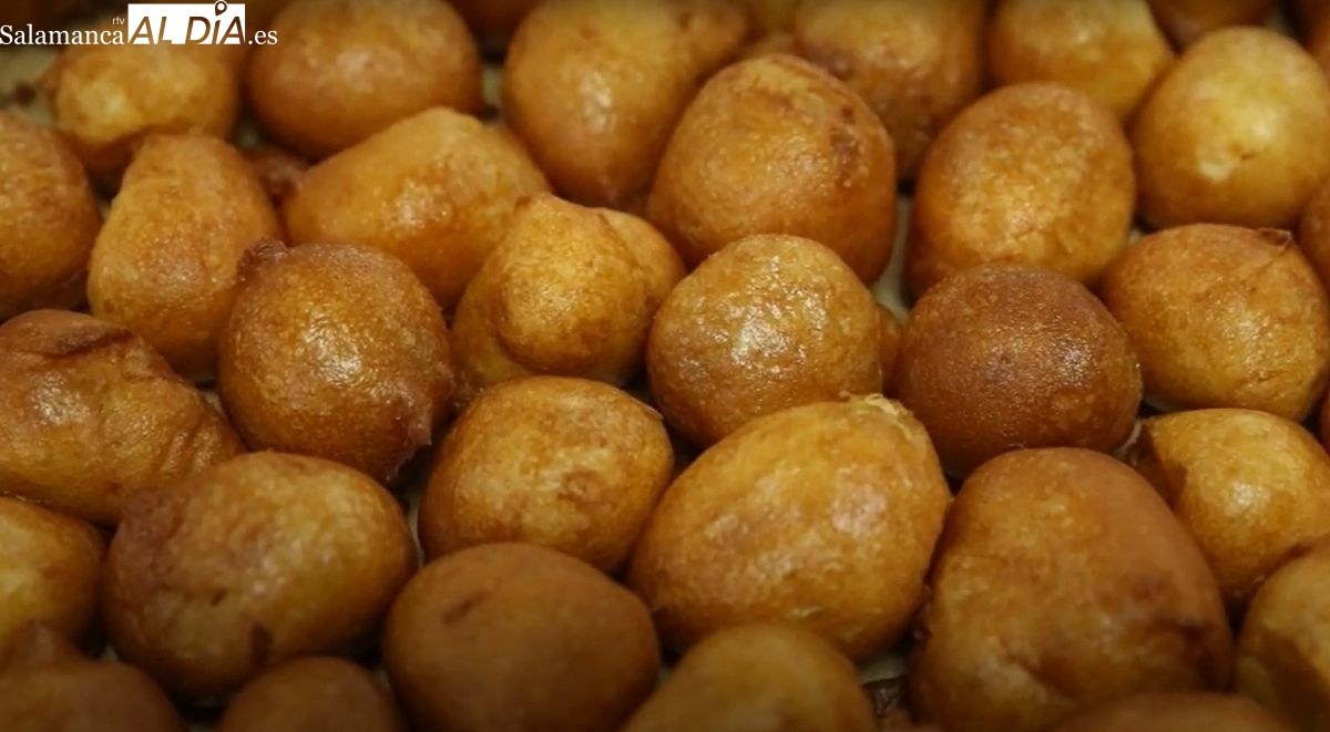 VÍDEO. Así se elaboran los buñuelos de Todos los Santos en Salamanca