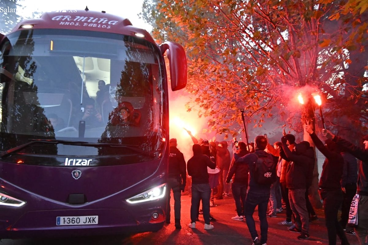 Día grande para el Salamanca UDS: el sueño de un Primera empieza con un recibimiento en el Helmántico al bus del equipo (GALERÍA DE FOTOS)