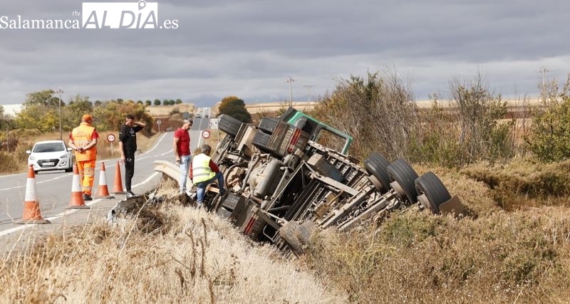 Espectacular vuelco de un camión que transportaba paja a la altura de Doñinos de Salamanca