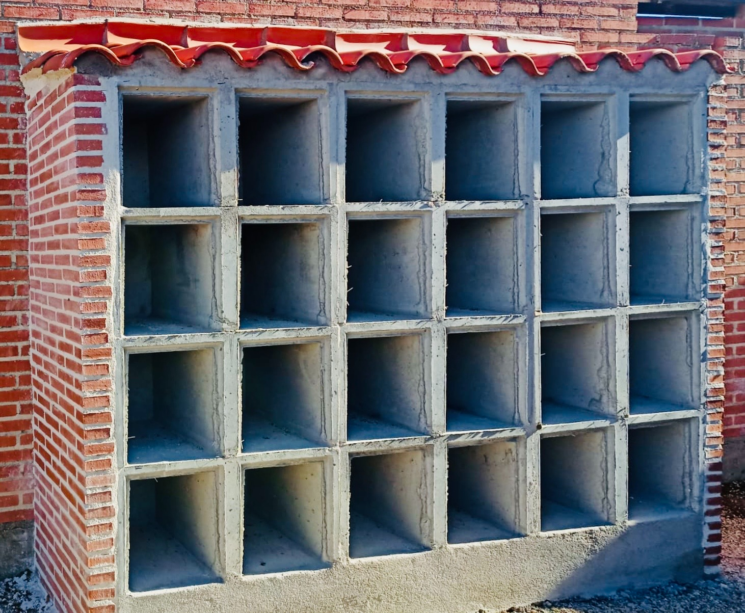 El Ayuntamiento invierte más de 7.000 euros en la creación de una zona de columbarios en el cementerio municipal