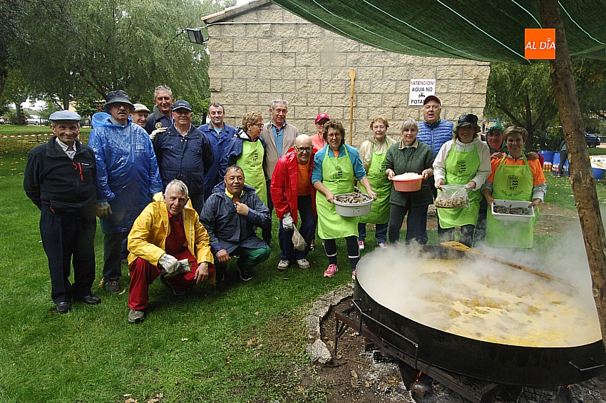 La lluvia no logra aguar la comida popular de Alba de Yeltes