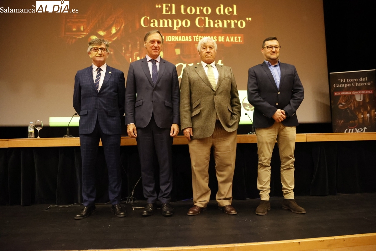 Carbayo se felicita por la implantación del grado de Veterinaria en la USAL en la inauguración del congreso de veterinarios taurinos
