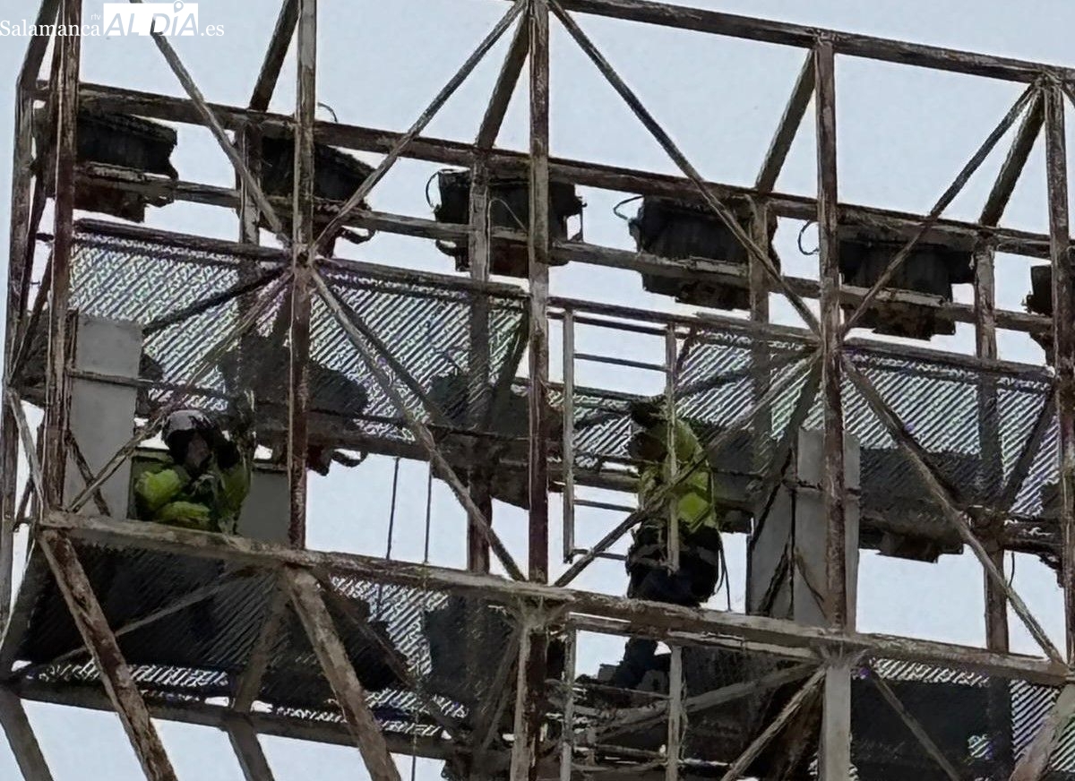 Martín Galván se tantea en el último entrenamiento del Salamanca UDS... y se hacen pruebas en los focos del Helmántico para la Copa