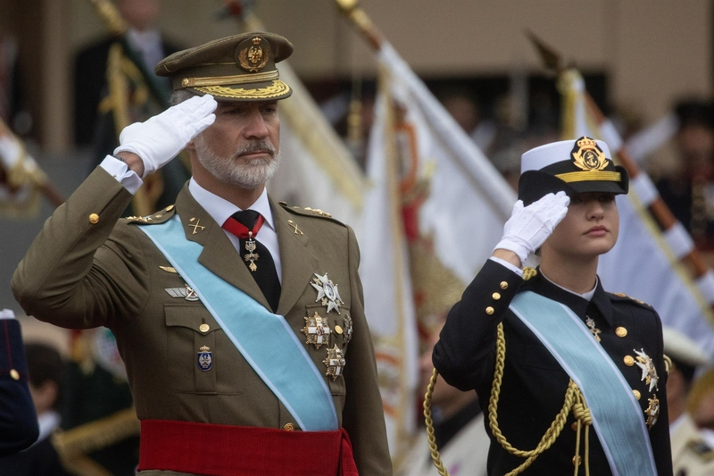 El desfile militar desafía a la fuerte lluvia en el Día de la Fiesta Nacional