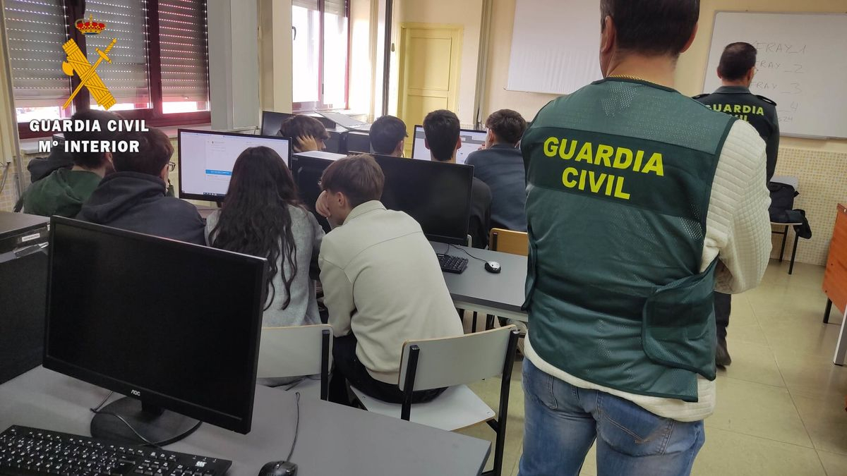 Destacada presencia de la Guardia Civil en el IES Fray Luis de León