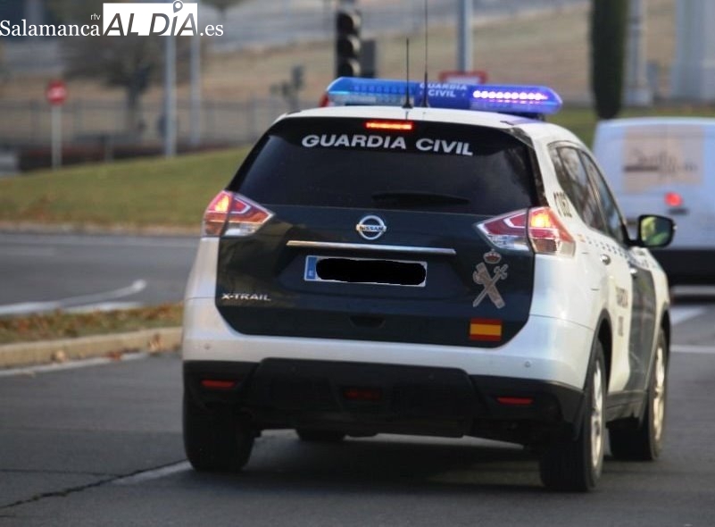 Un camión vuelca en Aldehuela de la Bóveda y un turismo se sale de la vía en Peñaranda