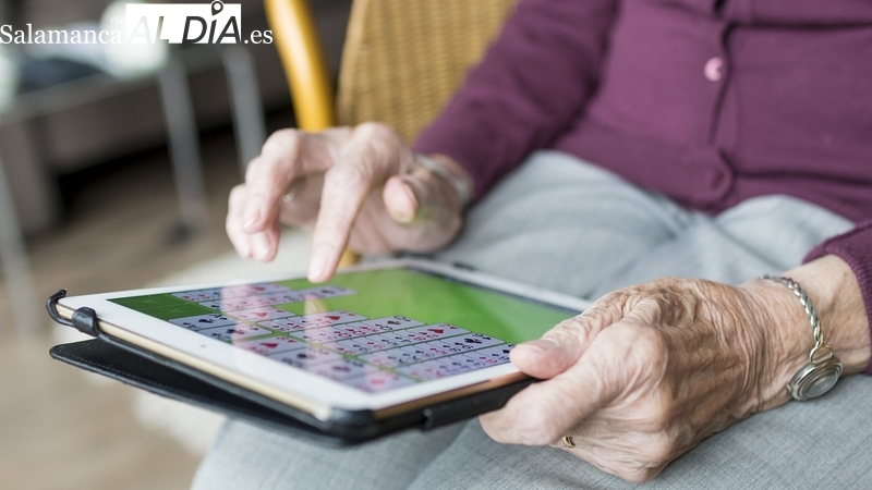 Las personas mayores de 65 años del medio rural pueden solicitar el bono digital de conexión a banda ancha de 240 euros 