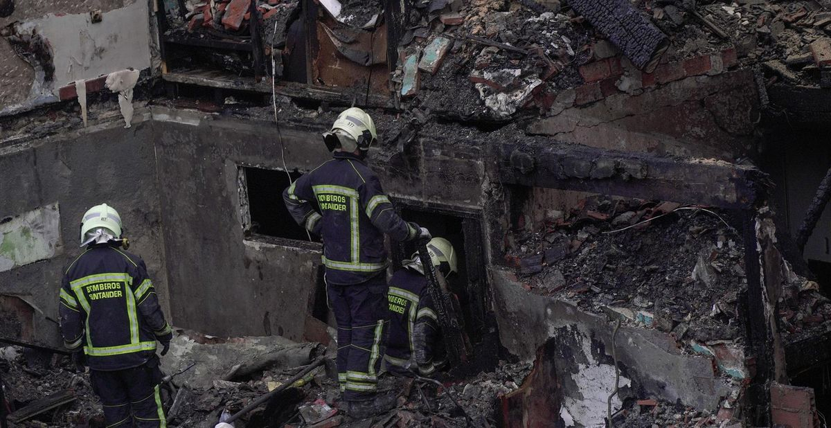 Tres muertos por la explosión, incendio y derrumbe de un edificio en Santander