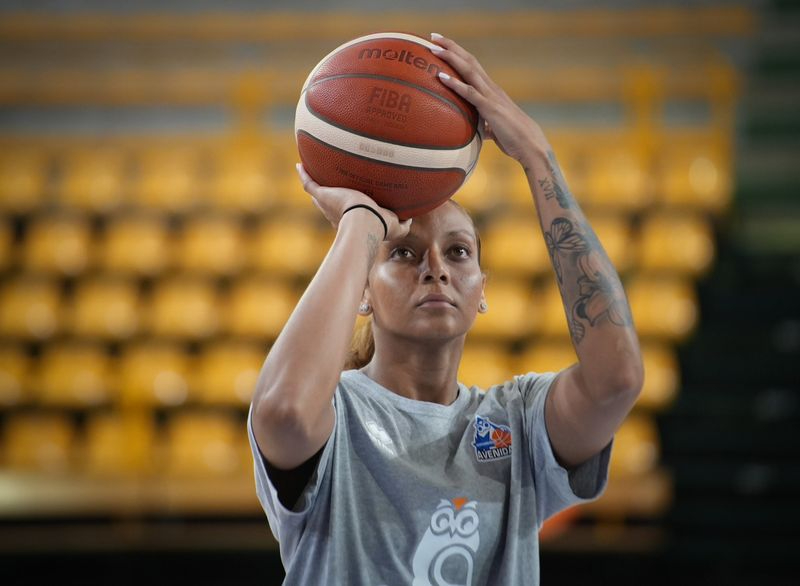 ¡Ya están todas!, Kiki entrena con el Avenida