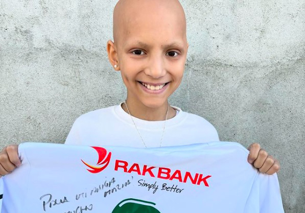 Iniesta regala una de sus camisetas a M4ría, la Princesa Futbolera Guerrera