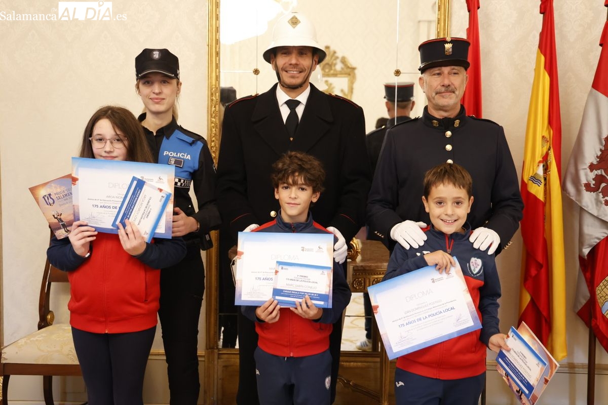 Los escolares ganadores del concurso fotográfico por el 175 aniversario de la Policía Local (GALERÍA DE FOTOS)
