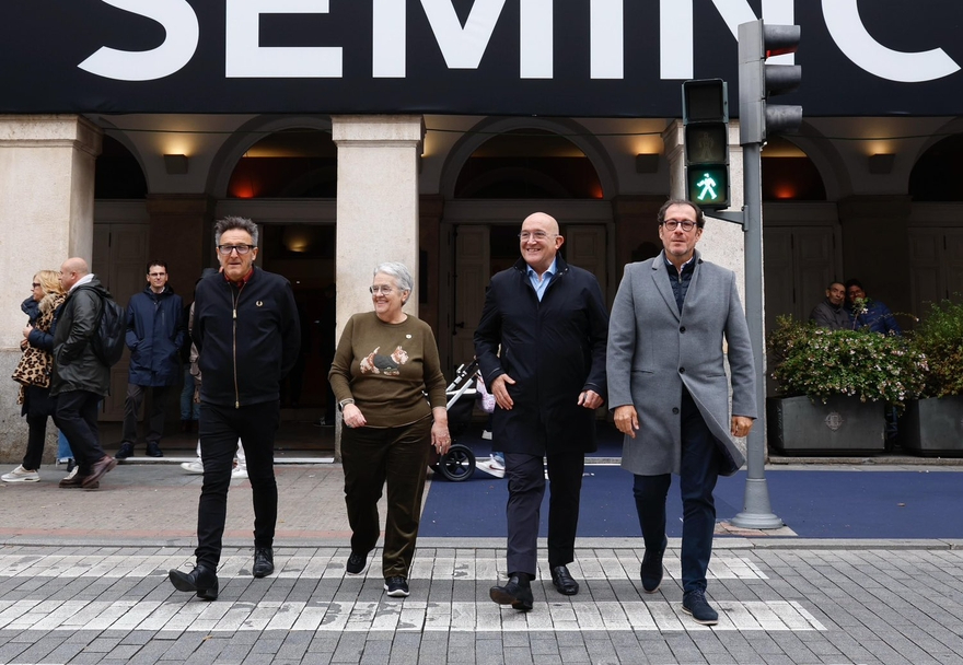 El semáforo que canta la chica yeyé en homenaje a Concha Velasco (VÍDEO)