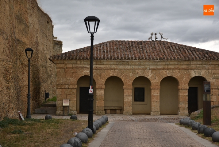 Rechazada por su simpleza la justificación de la oferta más baja para cambiar el alumbrado de la muralla