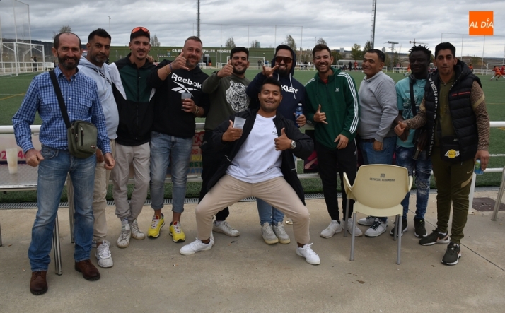 Eh, sácanos una foto: Los seguidores de Valentín