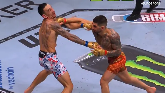 Topuria defiende su cinturón de campeón de la UFC con un KO de pánico a Max Holloway