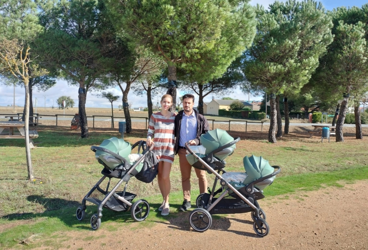 La aventura de ser padres de trillizos en este pueblo de Salamanca. Amor y desafíos por triplicado