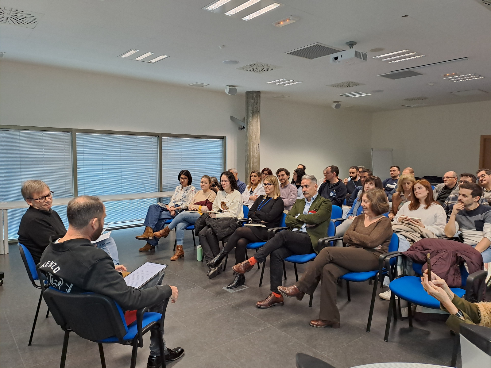 La fábrica salmantina de combustibles que se ha convertido por unas horas en un club de lectura