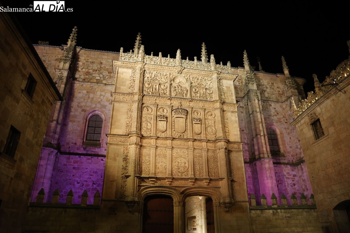 La fachada de la USAL se ilumina de morado por el 25-N (FOTOS Y VÍDEO)