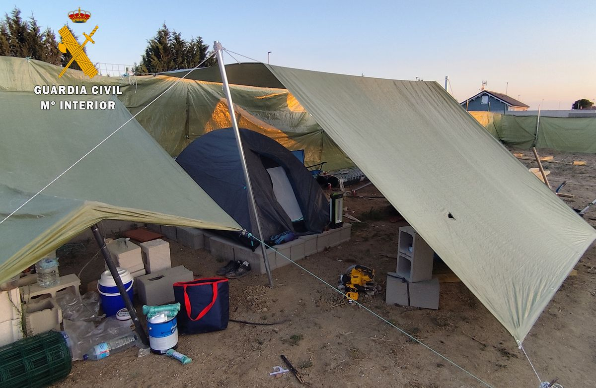 Retenido, obligado a trabajar y a vivir en una tienda de campaña en Castellanos de Moriscos 