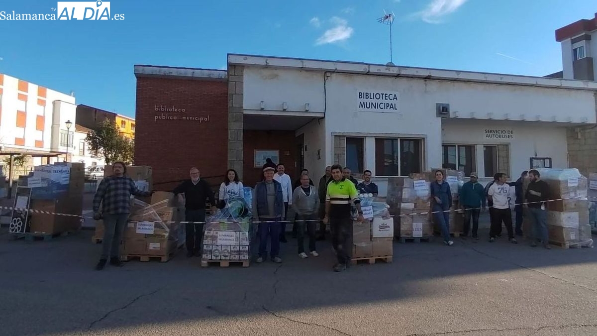 Sale de Lumbrales un camión con 14 palés de artículos de primera necesidad donados para los damnificados por la DANA