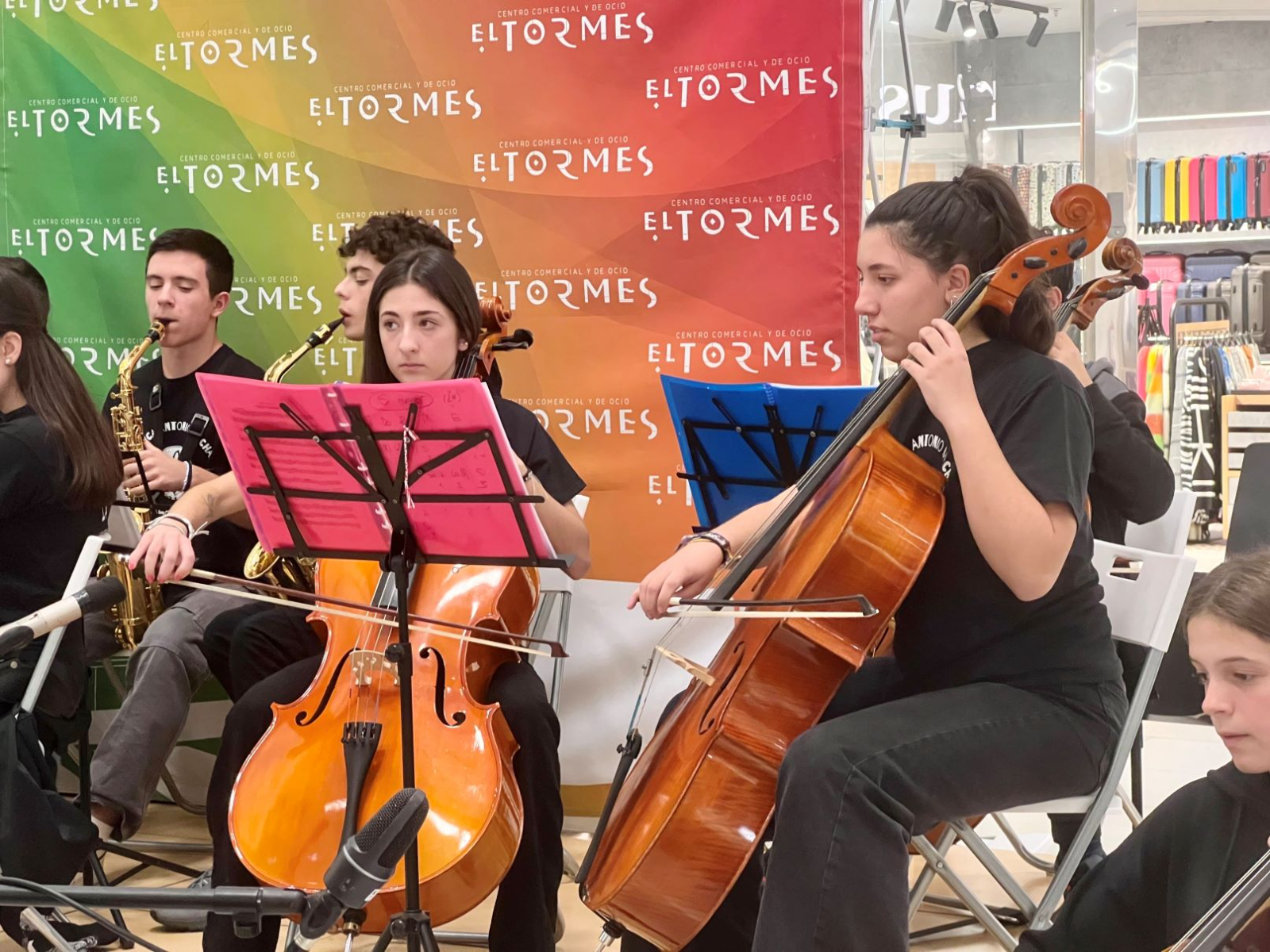 Música y solidaridad por Valencia se dan la mano en el Centro Comercial El Tormes