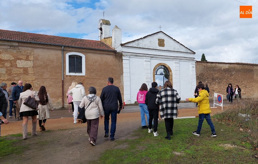 Un chaparrón sorprende a numerosos mirobrigenses en plena visita al Cementerio