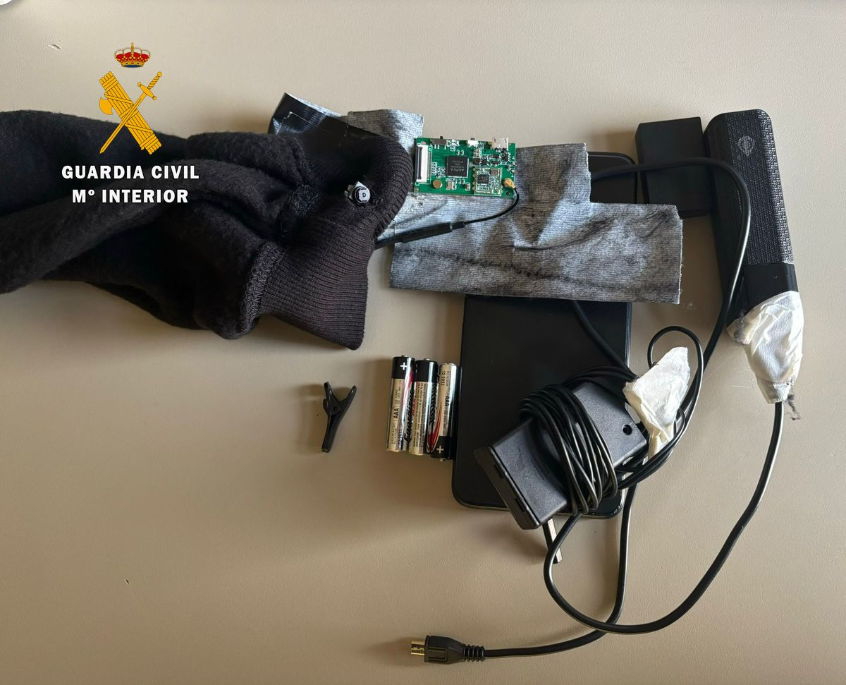 Pillado por la Guardia Civil con un sofisticado pinganillo en el examen para recuperar el carné de conducir en Salamanca