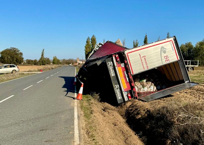 Vuelca un camión de patatas en Cantalpino