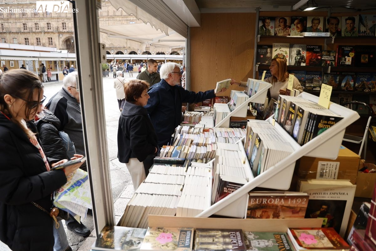 La Feria del Libro Antiguo y de Ocasión de Salamanca abre sus puertas (FOTOS Y VÍDEO)