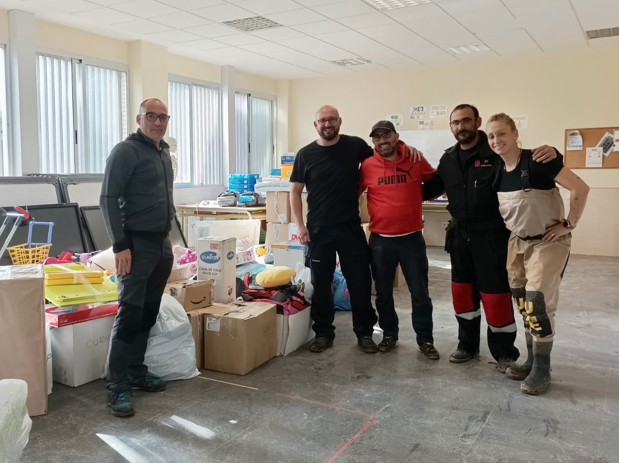 Abrazos y emoción en la entrega del material escolar donado por el Miguel de Unamuno al colegio Ausiás March de Paiporta