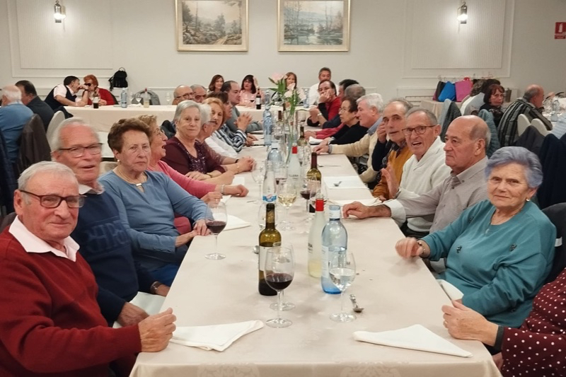 Cerca se 160 personas participan en la gran merienda de hermandad de la asociación de mayores y pensionistas San Miguel