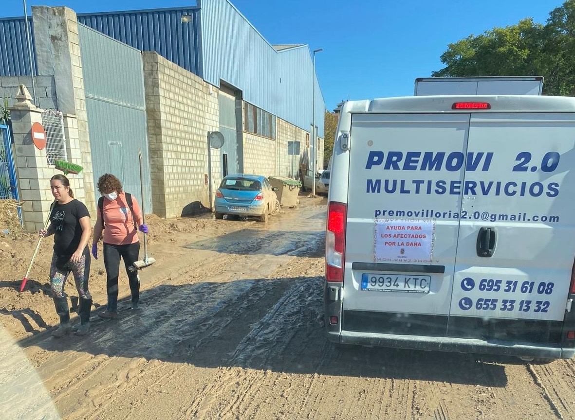 El testimonio de un salmantino que acudió con su furgoneta a Valencia: La gente llegaba corriendo y llorando para buscar ayuda. Esto es peor que un escenario de guerra