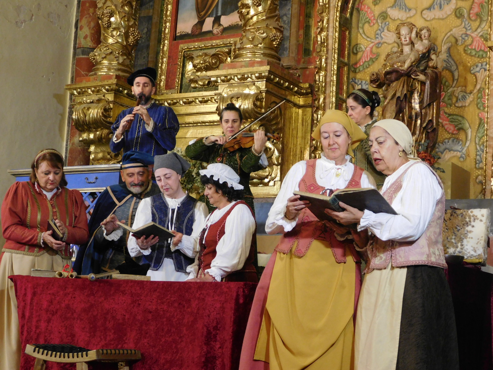 Palaciosrubios disfruta con la obra ‘Buscando a Nebrija’ en su iglesia parroquial 