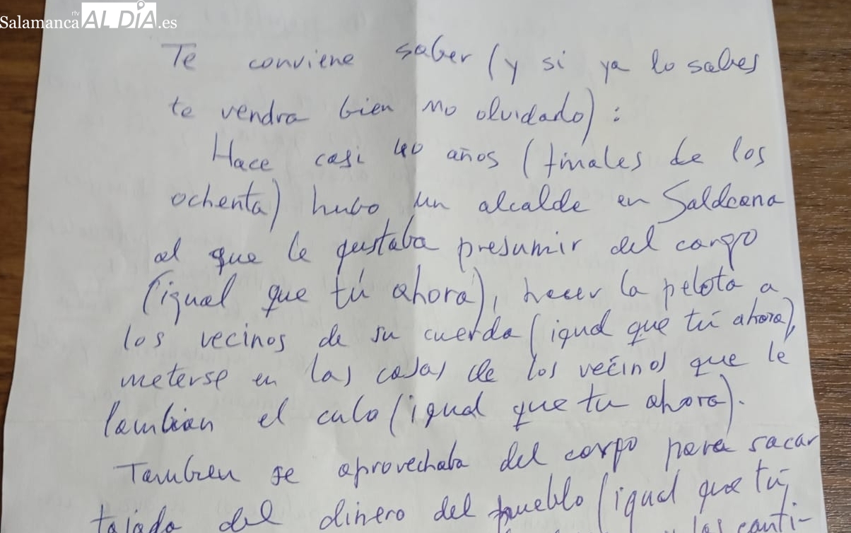 El alcalde de Saldeana recibe nuevas amenazas y acoso mediante un anónimo manuscrito
