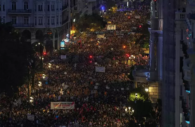 Una manifestación de rabia y duelo exige la dimisión del Consell de Mazón: No han sabido gestionar